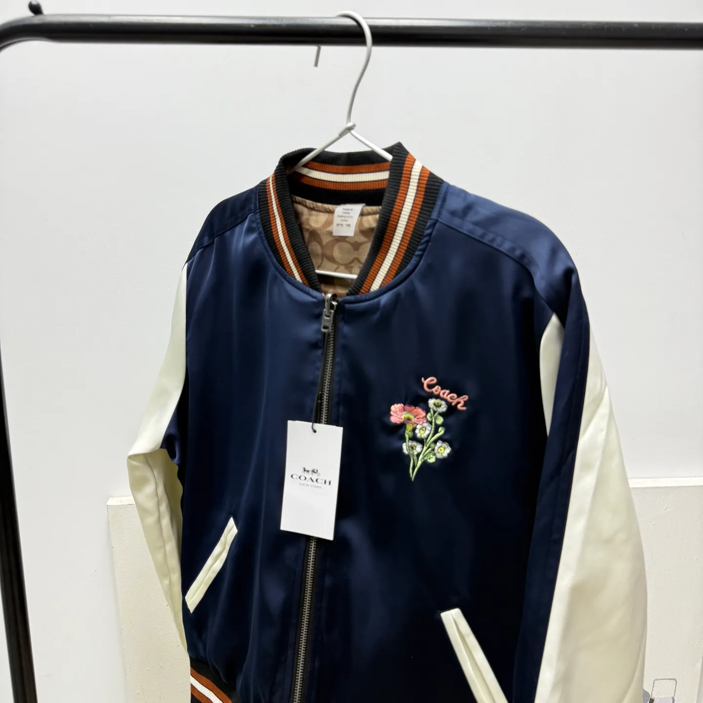 Provide one piece of clothing for two wears! COACH New Arrival women's jacket is here. Kou's New Arrival embroidered reversible baseball jacket for women. Super beautiful reversible baseball jersey. Produced by a major trading factory. Excellent quality. The quantity is not large, only about 500 pieces. But it's also very fragrant. One side is made of high-weight Navy Blue satin fabric. This fabric is absolutely amazing. Ordinary satin fabrics on the market are either soft and shapeless. Or the texture is rough and not delicate enough. The more delicate the fabric, the higher the fabric requirements. The fabric woven with forty-eight double yarns and three yarns is not only as delicate as Dove chocolate. And just hanging it flat there is very classy. I have tried it countless times and there is absolutely no snagging. The grass embroidery on the front chest can be said to be very three-dimensional. Perfectly complementing each other. Wearing it on the reverse side is a combination of color-blocked C all-over print and satin fabric. Classic is revealed in a low profile. All sizes available in complete packaging. Size: S-L (reversible) Color: Navy Blue (presbyopia reversed) (Material: polyester fiber) S size: length 59CM, bust 120CM, shoulder raglan (raglan) 72CM, reference weight 90-105 catties M size: length 61CM, bust 124CM, shoulder raglan (raglan) 74CM, reference weight 105-115 catties L size: length 63CM Bust 128CM, shoulder sleeves (raglan) 76CM, reference weight 115-130 catties